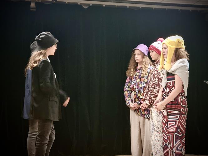 Théâtre en 4e : Les 4F brillent sur scène avec L’Île des esclaves de Marivaux