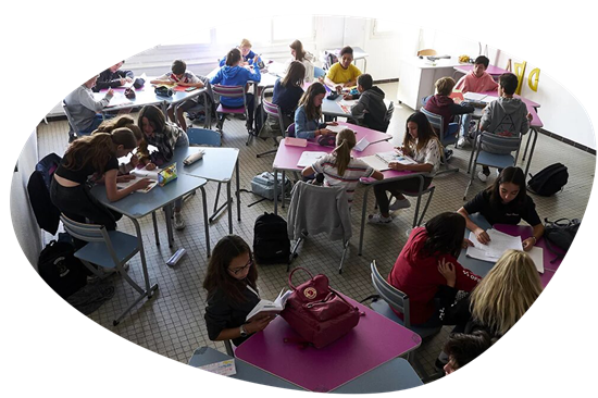 Collégiens faisant leurs devoirs